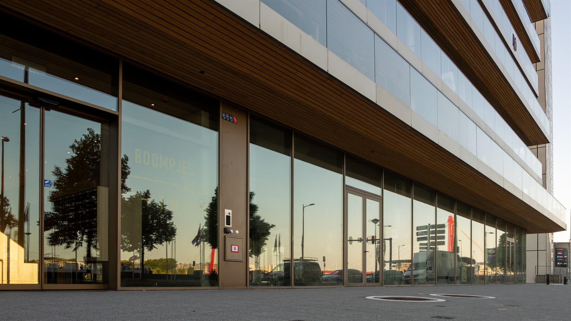 Exterieur van de nieuwe locatie van Restaurant Fred aan de Boompjes in Rotterdam.